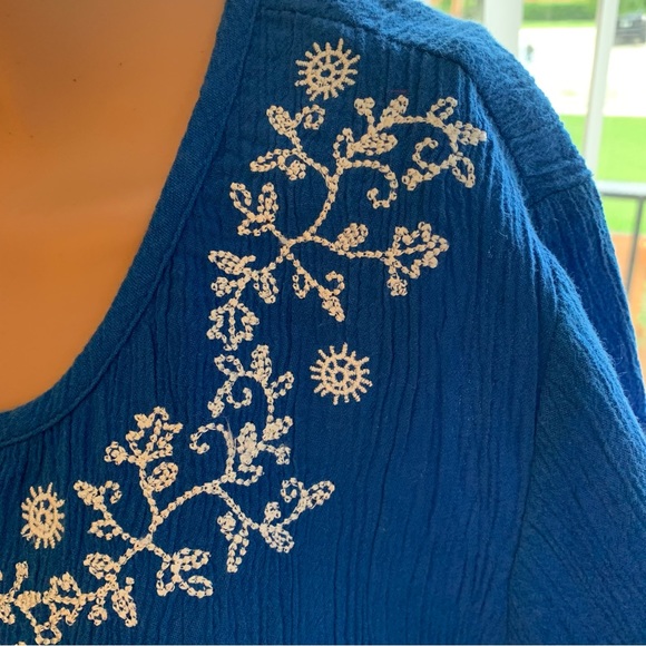 DENIM &CO! Blue 1/2 sleeves shirt w/white thread work around neckline.Bu… - Picture 2 of 9